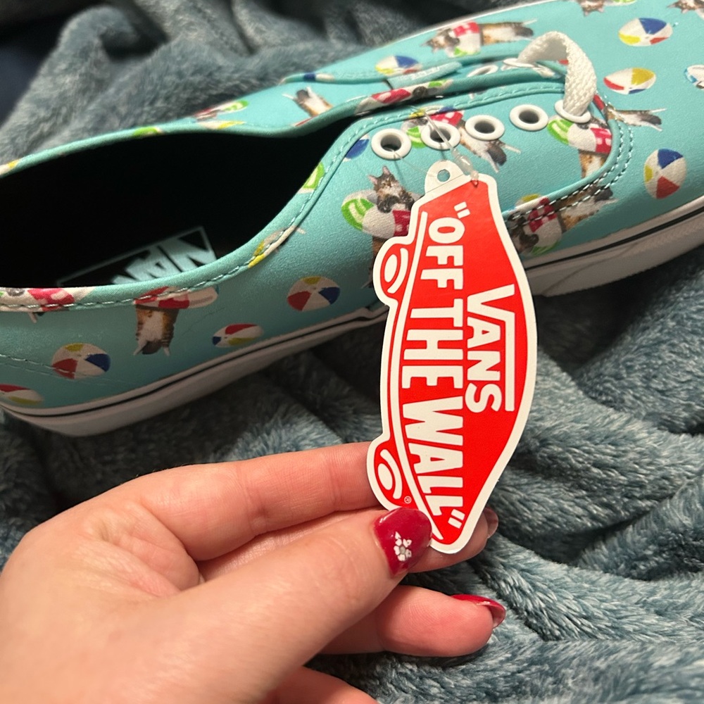 New With Tags Vans Off The Wall Pool Vibes - Cat/ beach ball - Limited Addition